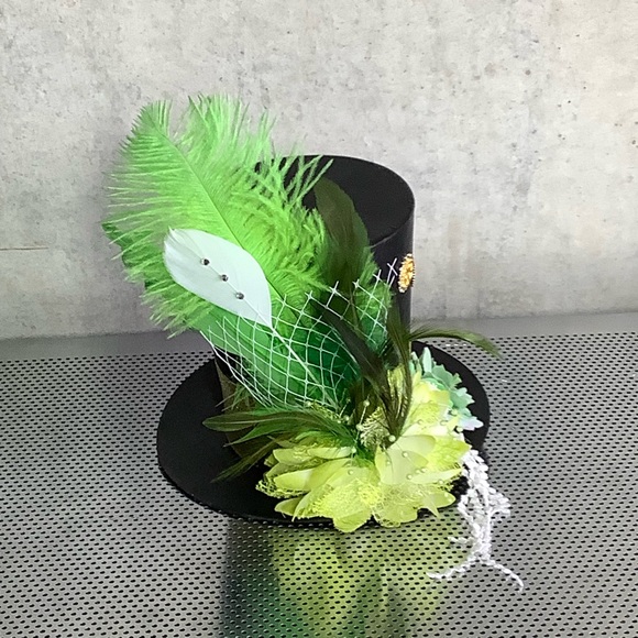 🍒 FEATHER HAT MINI TOP FLOWER GREEN FRINGE BEAD ST PATTY STEAMPUNK BLING BLACK - Picture 10 of 11